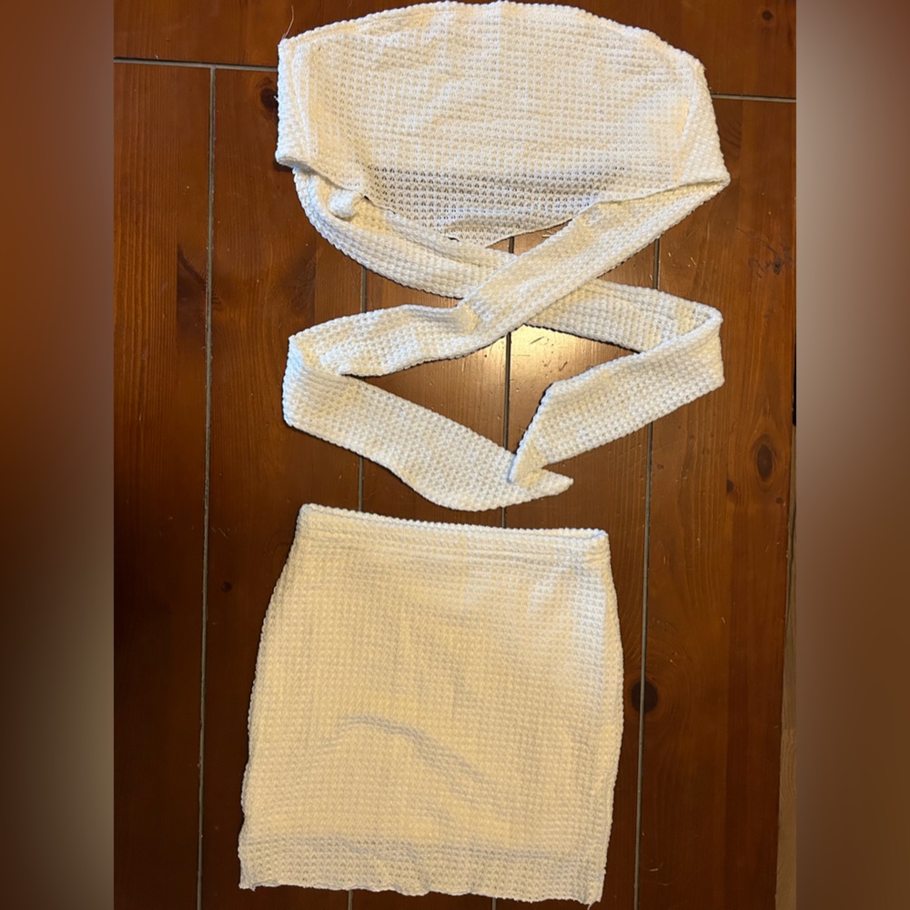two piece shein set size xxs. top can adjust to tie size